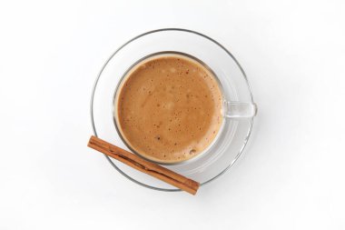 Beyaz arka planda bir fincan sütlü kahve.