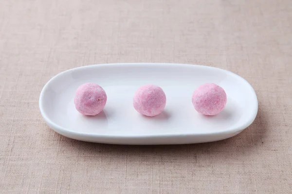 Biscoitos de bola de neve na placa isolada na toalha de mesa — Fotografia de Stock