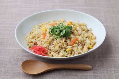 Tabakta kızarmış pirinç, masa örtüsünde izole edilmiş.