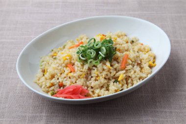 Tabakta kızarmış pirinç, masa örtüsünde izole edilmiş.