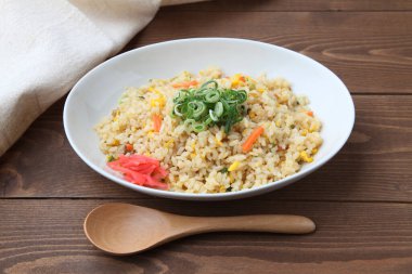 Tabakta kızarmış pirinç, masa örtüsünde izole edilmiş.