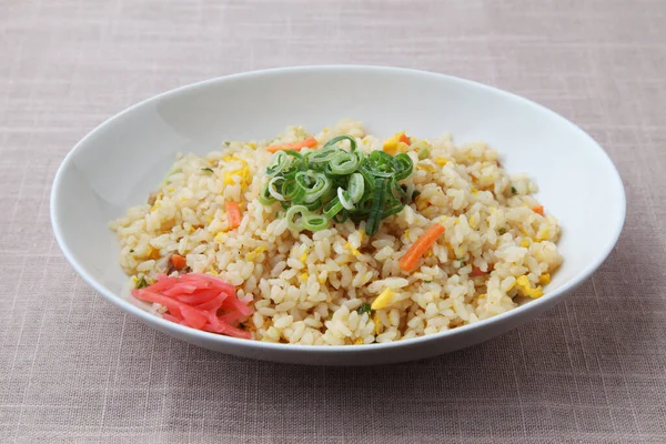Жареный рис на тарелке изолирован на скатерти — стоковое фото