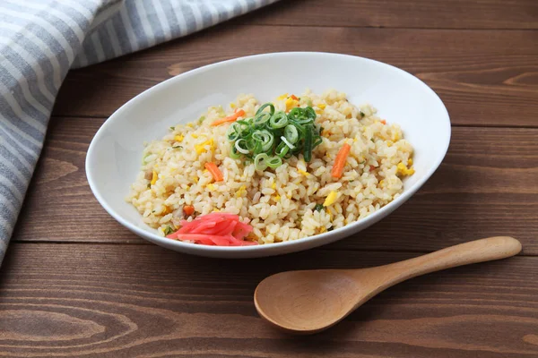 Arroz frito na placa isolado na toalha de mesa — Fotografia de Stock