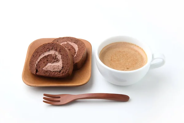 Tortas de rollo de chocolate en el plato con taza de café con leche sobre fondo blanco — Foto de Stock