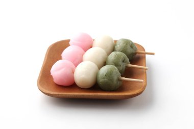 Dango 3 renkli hamur tatlısı beyaz arka planda Japon pastası tabağı.