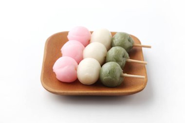 Dango 3 renkli hamur tatlısı beyaz arka planda Japon pastası tabağı.