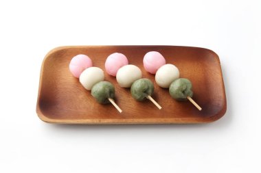 Dango 3 renkli hamur tatlısı beyaz arka planda Japon pastası tabağı.