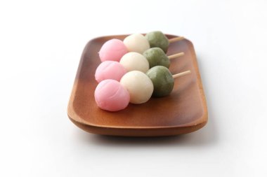 Dango 3 renkli hamur tatlısı beyaz arka planda Japon pastası tabağı.