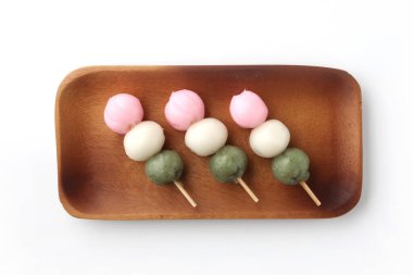 Dango 3 renkli hamur tatlısı beyaz arka planda Japon pastası tabağı.