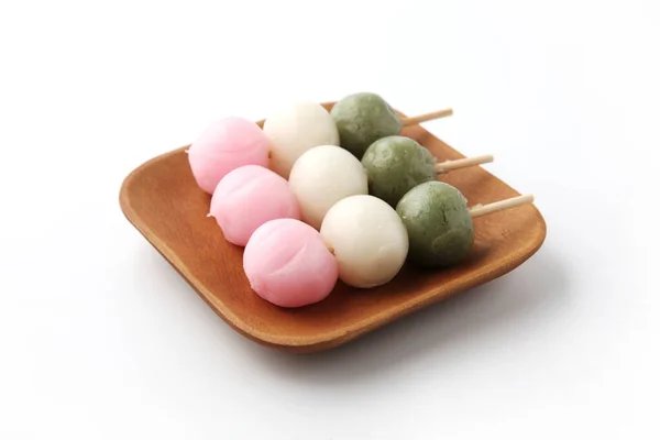 Dango 3 färgad dumpling ris kaka Japanska konfektyr på tallrik på vit bakgrund — Stockfoto