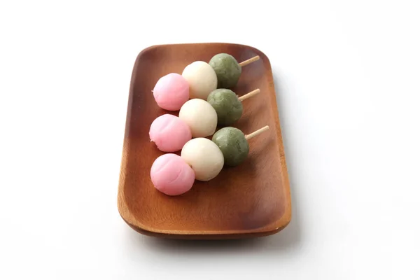 Dango 3 gâteau de riz boulette colorée confiserie japonaise sur assiette sur fond blanc — Photo