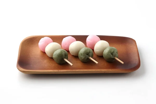 Dango 3 berwarna pangsit kue beras manisan Jepang di piring pada latar belakang putih — Stok Foto