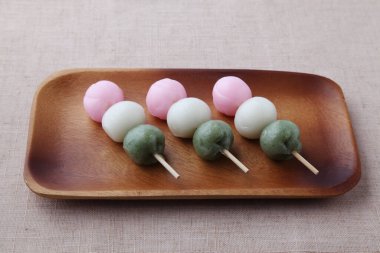 Dango 3 renkli hamur tatlısı. Japon pastası. Masa örtüsü üzerinde.