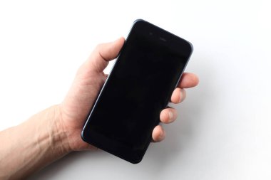 akıllı telefon bir erkeğin elinde.