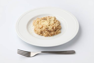 İtalyan pilavlı pilav. Beyaz arka planda izole edilmiş.