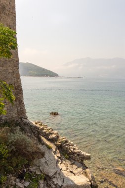 Karadağ'daki eski Budva duvarlarının yakınından Adriyatik Denizi