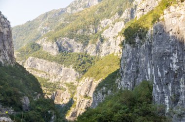 Karadağ dağlarında kayalık vadide