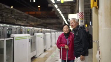 Asya kıdemli tatili sırt çantasında Japon tren