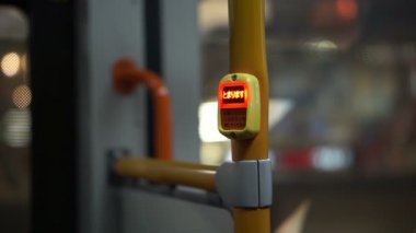 Gece şehir otobüs içinde görüntüleyin. Asya'nın soyut toplu taşıma aracı. Durdur düğmesi arabada