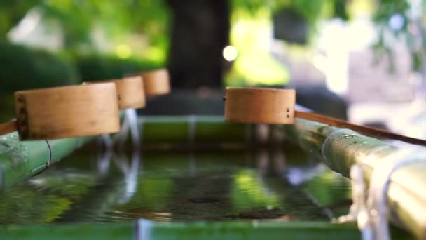 Japanischer Tempelbrunnen vorne. Bereitstellung von Wasser für Menschen, um sich vor dem Betreten des Tempels die Hände und den Geist zu waschen — Stockvideo