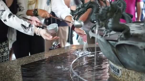 Drachenbrunnen in Japan. Bereitstellung von Wasser für Hand- und Spirituosenwäsche vor dem Betreten des japanischen Tempels — Stockvideo