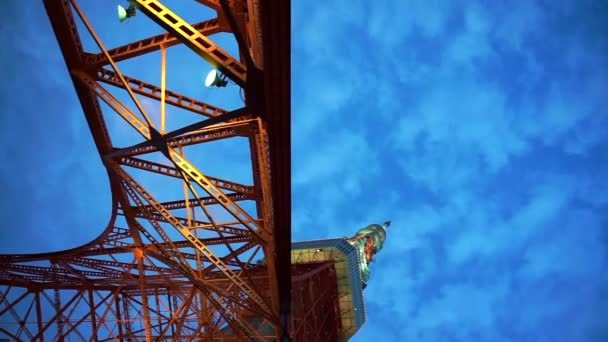 Tokio, Japón - septiembre de 2016: Exhibición de iluminación nocturna de la Torre de Tokio. Hermosa estructura arquitectónica hito mundial de Asia — Vídeo de stock