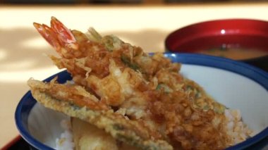 Japon gıda, kızarmış deniz ürünleri tempura karides, balık, kalamar ve sebze tabağı üzerinde