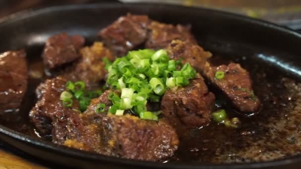 Bifteck de boeuf harami japonais coupé sur une poêle crémeuse dans le style restaurant Izakaya — Video