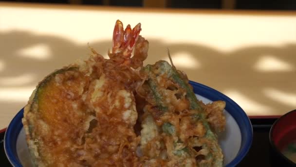 Comida japonesa, mariscos fritos tempura camarones, pescado, calamares y verduras sobre un tazón de arroz — Vídeo de stock