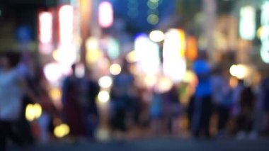 Kalabalık Japonca ve turist gece Takeshita street, Harajuku, Tokyo, Japonya yürüyüş. 