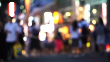 Kalabalık Japonca ve turist gece Takeshita street, Harajuku, Tokyo, Japonya yürüyüş. 