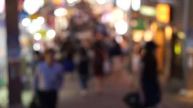 Kalabalık Japonca ve turist gece Takeshita street, Harajuku, Tokyo, Japonya yürüyüş. 
