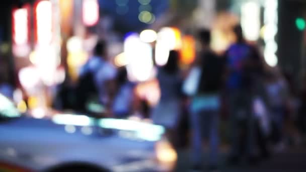 Foules de Japonais et de touristes la nuit marchant dans la rue Takeshita, Harajuku, Tokyo, Japon . — Video