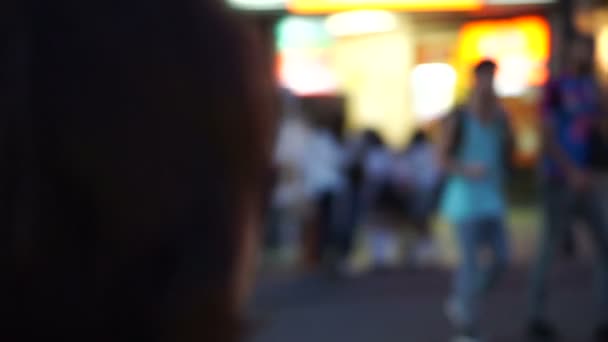 Davy japonských a turistické v noci chodit na Takeshita street, Harajuku, Tokyo, Japonsko. — Stock video