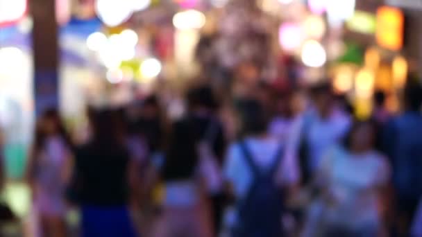 Толпы японцев и туристов по ночам гуляют по улице Такешита, Харадзюку, Токио, Япония . — стоковое видео