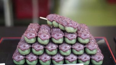 Japon geleneksel tatlı Dango, yeşil çay ile kırmızı fasulye ve Mitarashi dango 