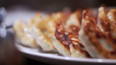 Plaka bir tarafı yanmış kabuk ile lezzetli Japon sosu tam. Çubuk tarafından yemek