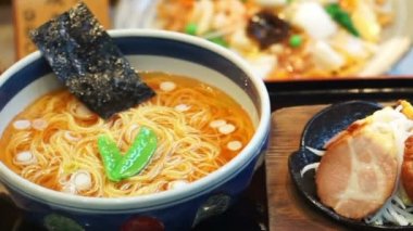 Baharatlı çorba, biftek ve deniz yosunu ile baharatlı Japon ramen erişte