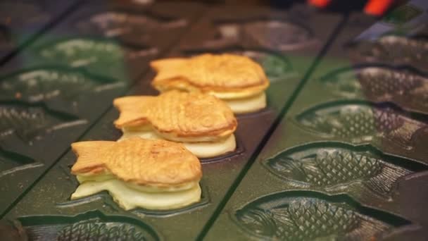 Taiyaki, japanska traditionella efterrätt. Pannkaka i braxen fisk figurfyllning med röda bönor eller andra saker — Stockvideo