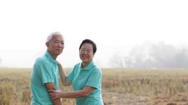 parlak yeşil adam üzerinde Asya kıdemli çiftin potrait