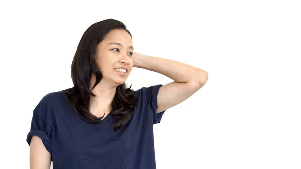Příležitostné Asijská dívka bílé pozadí usmívající se tvář s relax tee s — Stock fotografie