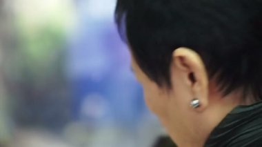 Trende oturan ve pencereden bakan kıdemli Asyalı kadın. Düşünme ve emeklilik gezisi sırasında manzarayı