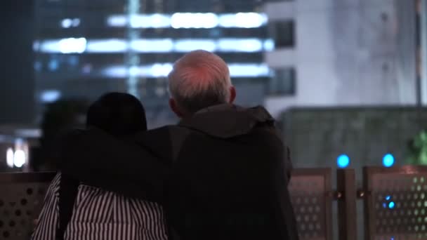 Romántico asiático senior pareja feliz juntos mirando al aire libre ciudad luz en la noche — Vídeo de stock