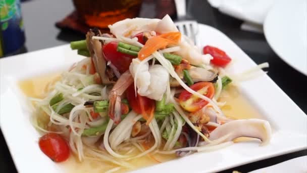 Ensalada de fideos de vidrio picante tailandés mariscos — Vídeo de stock