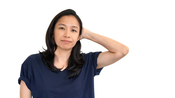 Příležitostné Asijská dívka bílé pozadí usmívající se tvář s relax tee shirt — Stock fotografie