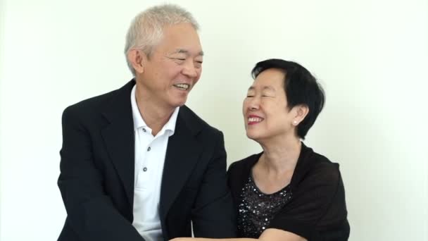 Azjatki pary seniorów, pomagając sobie wzajemnie, aby uporządkować garnitur. Długotrwałe miłości, celem relacji — Wideo stockowe