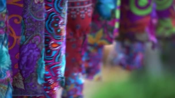 多彩的亚洲风格布面料挂与亚洲女孩微笑 — 图库视频影像