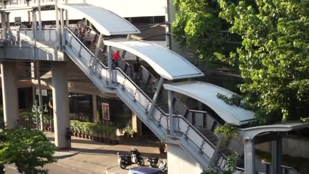 Bangkok, Thaimaa - Maaliskuu 2016: Pyörä työmatkalaisten ottaa pyörä alas taivas juna kauttakulku kaupungin — kuvapankkivideo