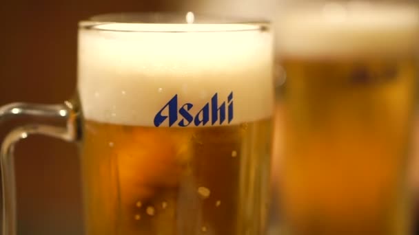 Tokyo, Japan - September 2016: Mensen drinken Asahi bier in Japan. Beroemde merk van alcohol in Japan — Stockvideo