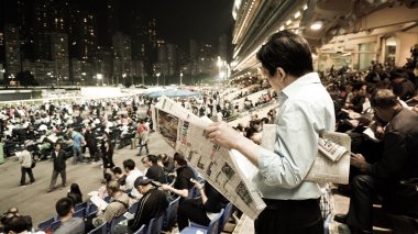 Hong Kong - Nisan 2016: Hong Kong, kalabalık ve fo toplama insanlar